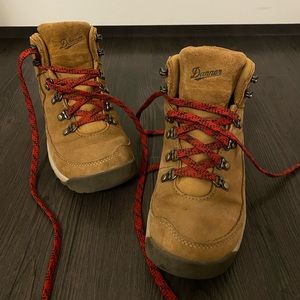 Danner Adrika Tan hiking boot - size 6. Only worn 6 times.